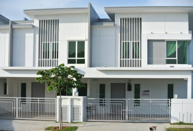 MALACCA, MALAYSIA - 25 HAZİRAN 2016 Seremban, Malezya 'da aynı yeni teras ev tasarımı. 