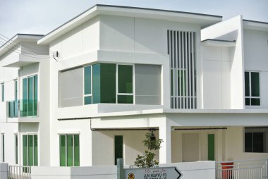 MALACCA, MALAYSIA - 25 HAZİRAN 2016 Seremban, Malezya 'da aynı yeni teras ev tasarımı. 