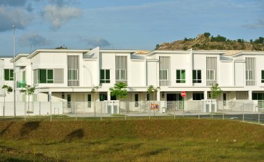 MALACCA, MALAYSIA - 25 HAZİRAN 2016 Seremban, Malezya 'da aynı yeni teras ev tasarımı. 