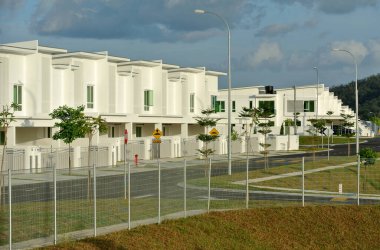 MALACCA, MALAYSIA - 25 HAZİRAN 2016 Seremban, Malezya 'da aynı yeni teras ev tasarımı. 