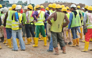 Selangor, Malezya-13 Şubat 2015: Grup inşaat işçileri araya inşaat alanında açık alanda,. 