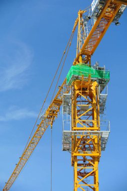 PERAK, MALAYSIA - ŞUBAT 02, 2016: Turna Kulesi Perak, Malezya 'daki inşaat alanında ağır yük taşımak için kullanılır   