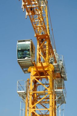 PERAK, MALAYSIA - ŞUBAT 02, 2016: Turna Kulesi Perak, Malezya 'daki inşaat alanında ağır yük taşımak için kullanılır   