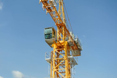 PERAK, MALAYSIA - ŞUBAT 02, 2016: Turna Kulesi Perak, Malezya 'daki inşaat alanında ağır yük taşımak için kullanılır   