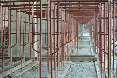 SELANGOR, MALAYSIA -11 Şubat 2015: İnşaat işçilerinin çalışması için inşaat sahasında geçici yapı olarak bir platformu desteklemek veya biçimlendirmek için kullanılan yapı. 