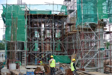 SELANGOR, MALAYSIA -11 Şubat 2015: İnşaat işçilerinin çalışması için inşaat sahasında geçici yapı olarak bir platformu desteklemek veya biçimlendirmek için kullanılan yapı. 