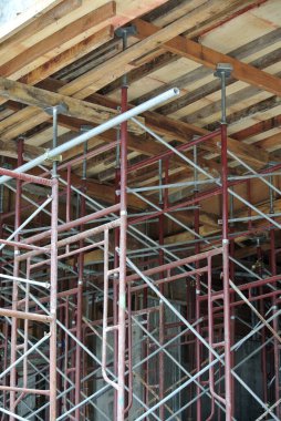 SELANGOR, MALAYSIA -11 Şubat 2015: İnşaat işçilerinin çalışması için inşaat sahasında geçici yapı olarak bir platformu desteklemek veya biçimlendirmek için kullanılan yapı. 