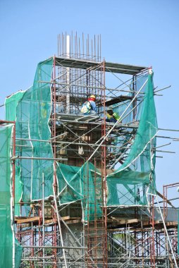 SELANGOR, MALAYSIA -11 Şubat 2015: İnşaat işçilerinin çalışması için inşaat sahasında geçici yapı olarak bir platformu desteklemek veya biçimlendirmek için kullanılan yapı. 