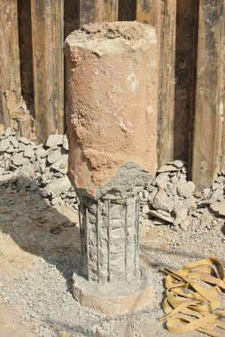 JOHOR, MALAYSIA -16 Haziran 2015: Kazılmış delik yığını ve inşaat alanında belirlenen seviyeye kesmeye hazır. Sıkıcı yığın, yığın kapağını üretmeden önce kesilmesi gerekir.. 