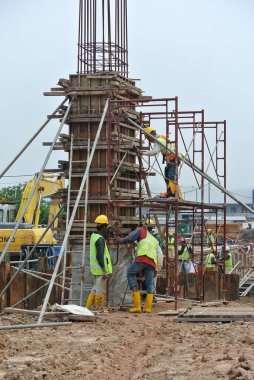MALACCA, MALAYSIA SEPTEMBER 03, 2015: İnşaat alanında işçiler tarafından üretilen kereste ve kontrplaktan yapılmış sütun resmi. 