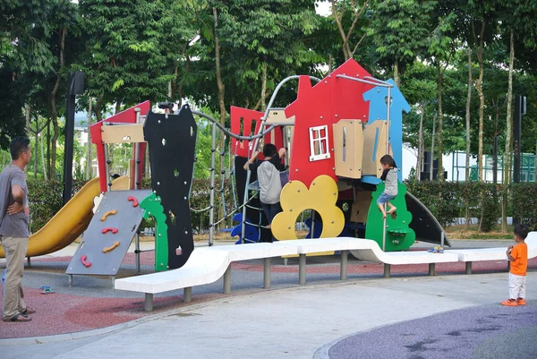 マレーシア セランゴール2016年2月29日 マレーシアのセランゴールの公園内にある子供の屋外遊び場 それは子供たちに異なる経験を与えるためにいくつかの異なるテーマで設計されました — ストック写真