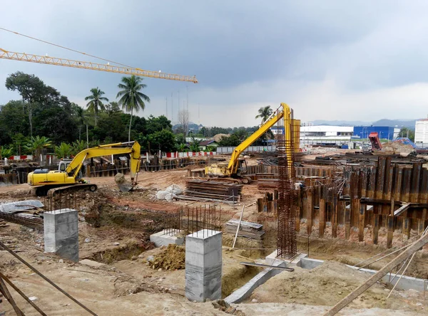 マレーシア セランゴール 2016年1月2日 掘削機は 建設中の土壌掘削作業を行うために使用される重い建設機械です バスケット付きの長い油圧アームによって駆動されます 労働者による取扱い — ストック写真