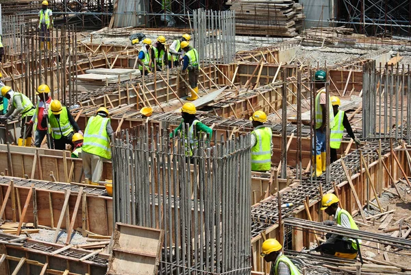 Malacca Malaysia March 2016 Construction Workers Fabricating Ground Beam Reinforcement — Stock Photo, Image