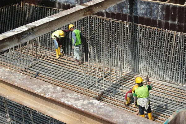 Malacca Malaysia Oktober 2015 Bauarbeiter Bei Der Herstellung Von Stahlbewehrungsstangen — Stockfoto