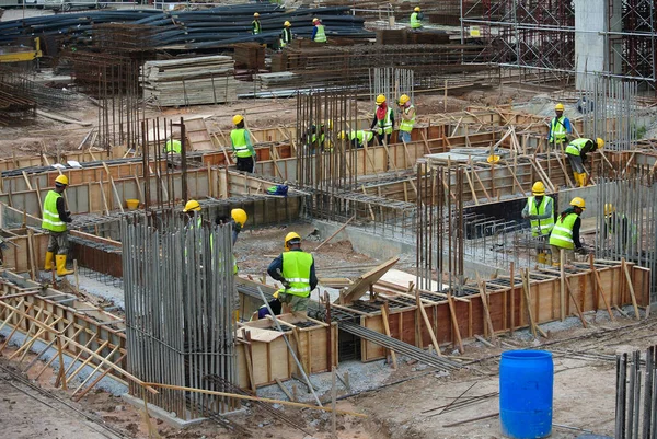 Malacca Malaysia March 2016 Construction Workers Fabricating Ground Beam Reinforcement — Stock Photo, Image