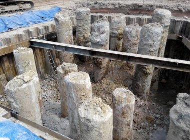 JOHOR, MALAYSIA - 28 Mart 2015: Kazılmış delik yığını ve inşaat alanında belirlenen seviyeye kesmeye hazır. Sıkıcı yığın, yığın kapağını üretmeden önce kesilmesi gerekir.. 