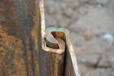 Malacca, Malaysia-25 Eylül 2015: geçici çelik sac istinat duvarı dışarıda yığın çukurları içine Daralt topraktan tutan sayfası kazık cofferdam yöntemini kullanarak.   
