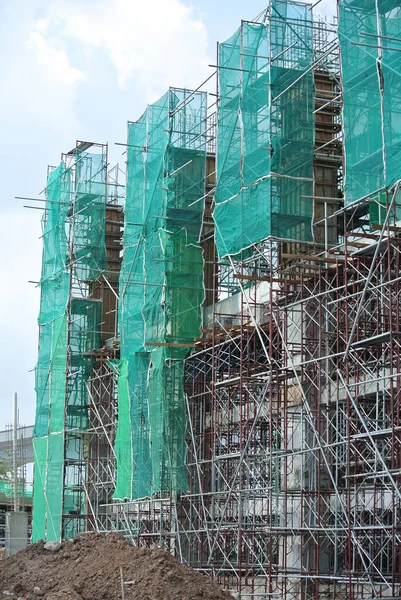 2015年 平成27年 1月13日 マレーシア セランゴール市建設現場におけるホームやフォームワークを支える仮設構造物として足場化 建設労働者も歩行プラットフォームとして使用した — ストック写真