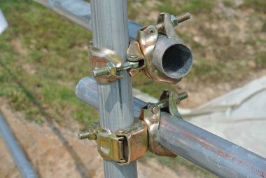 SELANGOR, MALAYSIA - 26 Şubat 2015: İnşaat alanında yapı iskelesi bağlantısı detayı. Bağlayıcı iki iskeleyi ya da güvenlik borusunu birbirine bağlar.. 