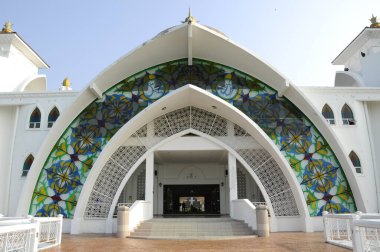 Malacca, Malezya - 26 Ocak 2014: Malacca Boğazı Camii, Malezya. Malacca Adası denilen insan yapımı bir adanın kıyısında inşa edildi.