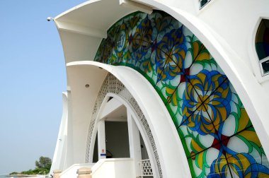 MALACCA, MALAYSIA -26 Ocak 2014: Malacca, Malezya 'daki Malacca Boğazı Camii' nde mimari ayrıntı. Malacca Boğazı 'nda insan yapımı bir adanın kıyısında inşa edildi.. 