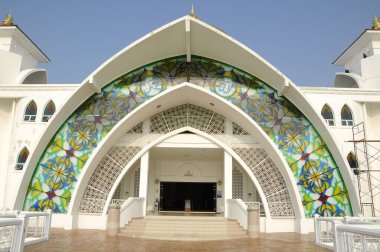 Malacca, Malezya - 26 Ocak 2014: Malacca Boğazı Camii, Malezya. Malacca Adası denilen insan yapımı bir adanın kıyısında inşa edildi.