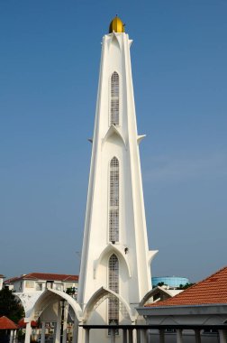 Malacca, Malezya - 26 Ocak 2014: Malacca Boğazı Camii, Malezya. Malacca Adası denilen insan yapımı bir adanın kıyısında inşa edildi.