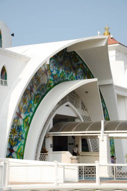 Malacca, Malezya - 26 Ocak 2014: Malacca Boğazı Camii, Malezya. Malacca Adası denilen insan yapımı bir adanın kıyısında inşa edildi.