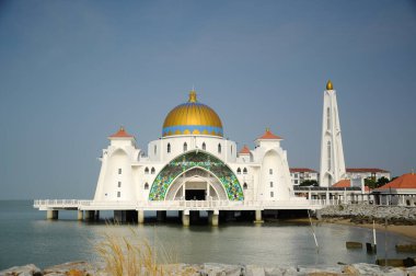 Malacca, Malezya - 26 Ocak 2014: Malacca Boğazı Camii, Malezya. Malacca Adası denilen insan yapımı bir adanın kıyısında inşa edildi.