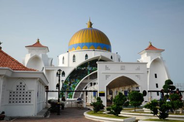 Malacca, Malezya - 26 Ocak 2014: Malacca Boğazı Camii, Malezya. Malacca Adası denilen insan yapımı bir adanın kıyısında inşa edildi.