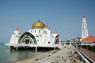 Malacca, Malezya - 26 Ocak 2014: Malacca Boğazı Camii, Malezya. Malacca Adası denilen insan yapımı bir adanın kıyısında inşa edildi.