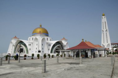 Malacca, Malezya - 26 Ocak 2014: Malacca Boğazı Camii, Malezya. Malacca Adası denilen insan yapımı bir adanın kıyısında inşa edildi.