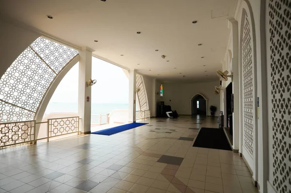 2014年1月26日マレーシア マラッカのマラッカ海峡モスクの内部 人工島マラッカ島の端に建てられた — ストック写真
