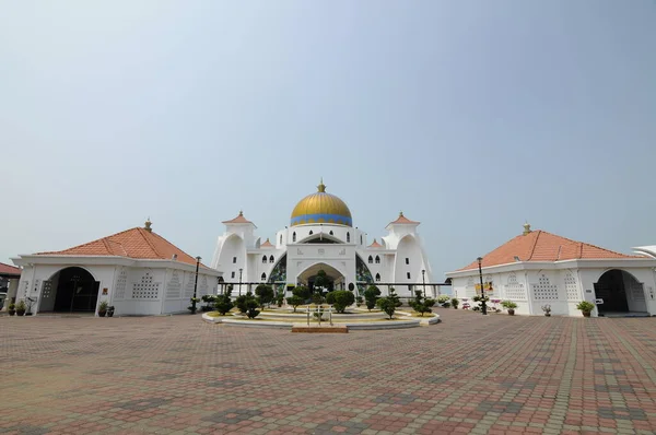 2014年1月26日 マレーシア マラッカのマラッカ海峡モスク マラッカ島と呼ばれる人工島の端に建てられた — ストック写真