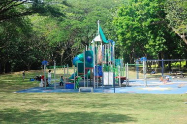 SELANGOR, MALAYSIA - 29 Şubat 2016: Selangor, Malezya 'daki halk parkında çocuk parkı. Çocuklara farklı bir deneyim yaşatmak için birkaç farklı tema ile tasarlandı.. 