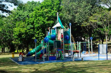 SELANGOR, MALAYSIA - 29 Şubat 2016: Selangor, Malezya 'daki halk parkında çocuk parkı. Çocuklara farklı bir deneyim yaşatmak için birkaç farklı tema ile tasarlandı.. 