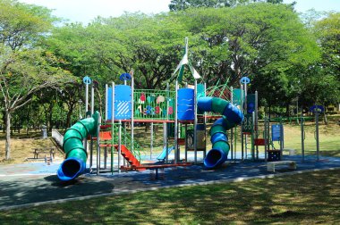 SELANGOR, MALAYSIA - 29 Şubat 2016: Selangor, Malezya 'daki halk parkında çocuk parkı. Çocuklara farklı bir deneyim yaşatmak için birkaç farklı tema ile tasarlandı.. 