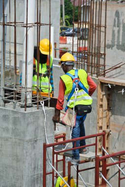 MALACCA, MALAYSIA - 13 Mart 2016: Malezya 'da inşaat işçileri. Hepsinin iş sırasında güvenlik için yeterli güvenlik ekipmanı takması gerekiyor..   