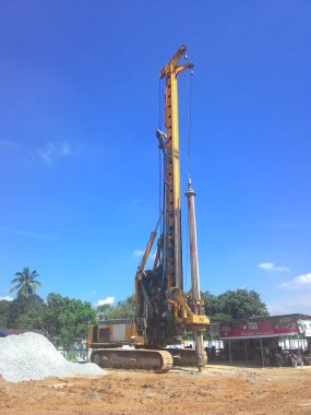 MALACCA, MALAYSIA - 12 Mart 2015: Malacca, Malezya 'daki inşaat alanında kazık sondaj makinesi. Makine temel çalışması için kümeleri çalıştırmak için kullanılır.
