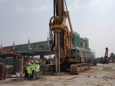MALACCA, MALAYSIA - 12 Mart 2015: Malacca, Malezya 'daki inşaat alanında kazık sondaj makinesi. Makine temel çalışması için kümeleri çalıştırmak için kullanılır.