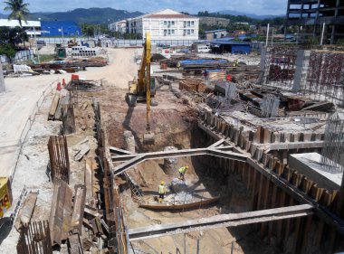 JOHOR, MALAYSIA -HAZİRAN 19, 2016: Kazı makinesi inşaat alanında toprak kazılarında kullanılan ağır bir inşaat makinesidir. Uzun bir hidrolik kolla bir kova ile güçlendirilmiş.. 