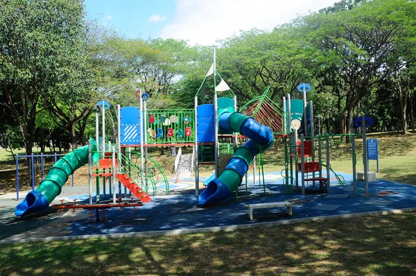 マレーシア セランゴール 2016年2月29日 マレーシアのセランゴールにある公園内の子供の屋外遊び場 それは子供たちに異なる経験を与えるためにいくつかの異なるテーマで設計されました — ストック写真