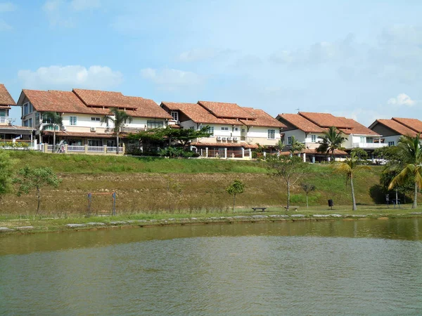 Малакка Малайзия Апрель 2016 Высокобюджетные Дома Террасе Построенные Берегу Озера — стоковое фото