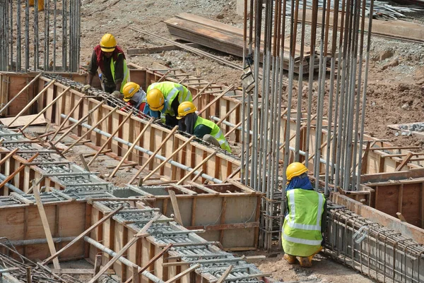 Malacca Malasia Octubre 2015 Trabajadores Construcción Que Fabrican Barras Refuerzo — Foto de Stock
