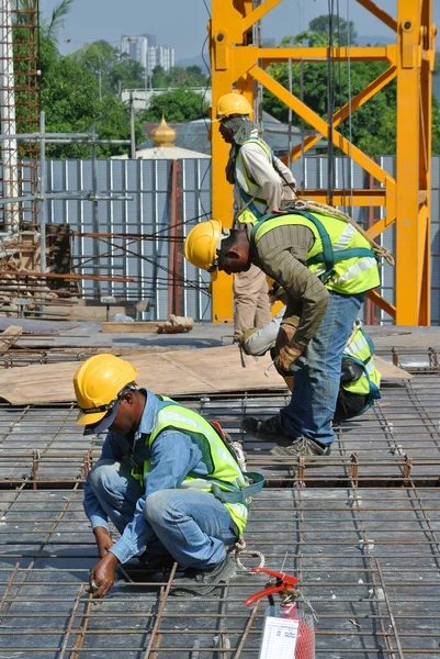 Malacca Malaisie Octobre 2015 Des Travailleurs Construction Fabriquent Des Barres — Photo
