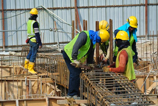 Malacca Malaysia October 2015 Construction Workers Fabricating Steel Reinforcement Bar — Stock Photo, Image