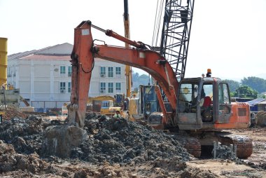 SELANGOR, MALAYSIA -HAZİRAN 02, 2016: Kazı makinesi inşaat alanında toprak kazılarında kullanılan ağır bir inşaat makinesidir. Uzun hidrolik bir kolla sepetle güçlendirilmiş. İşçiler tarafından işletilen. 
