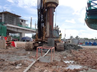 MALACCA, MALAYSIA MARCH 12, 2015: Malacca, Malezya 'daki inşaat alanında kazık sondaj makinesi. Makine temel çalışması için kümeleri çalıştırmak için kullanılır.