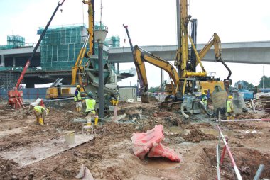 JOHOR, MALAYSIA -AYRIL 01, 2015: İnşaat alanında yığınla somut iş. Islak beton döker ya da beton kamyondan delik kaplamasına pompalarız..
