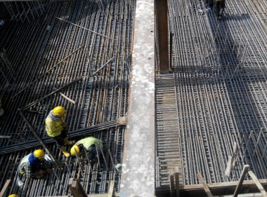 SELANGOR, MALAYSIA - SEPTEMBER 03, 2015: Selangor, Malezya 'daki inşaat sahasında takviye çubuğu ile üst üste yığılma. 